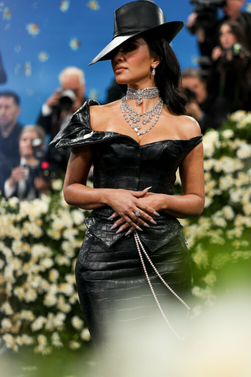 KimKardashian__MetGala2025_2419acc05576324009.jpeg
