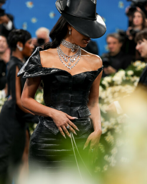 KimKardashian__MetGala2025_366bdc70427a0bb6ea.jpeg