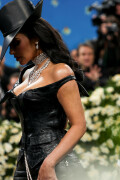 KimKardashian__MetGala2025_3780dd859eb4dcc423