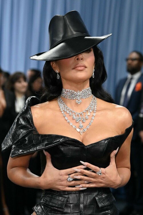 KimKardashian__MetGala2025_6af93192ee22d15f4.jpeg