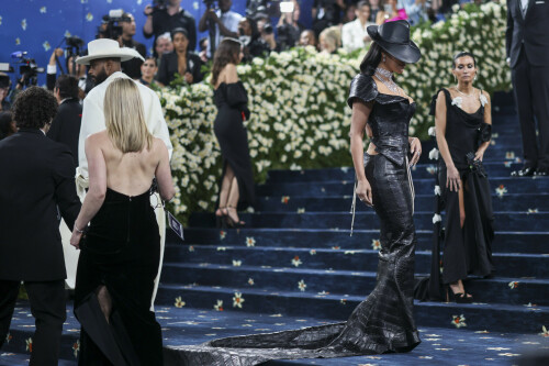 KimKardashian__MetGala2025_681cad61e8a63c75c2.jpeg