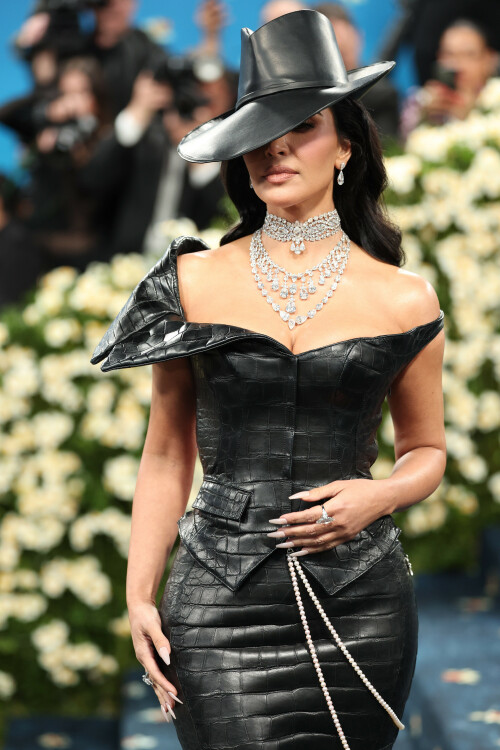 KimKardashian__MetGala2025_81dafa214d9c34f136.jpeg