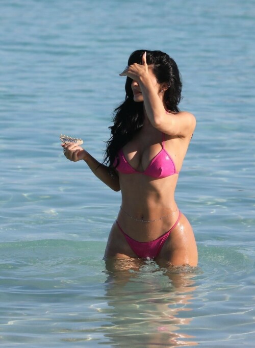 KylieJenner_PinkBikini_May102025_108ea0b300805558ba.jpeg