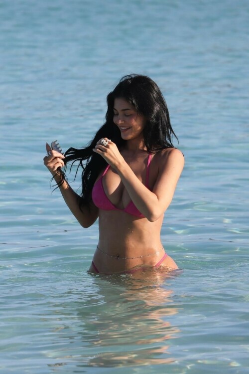 KylieJenner_PinkBikini_May102025_11971cb048739b8cce.jpeg