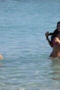 KylieJenner_PinkBikini_May102025_1337012895e4943927
