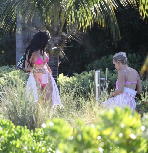 KylieJenner_PinkBikini_May102025_229f06a5e7a63ff916.jpeg