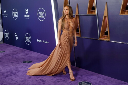 JenniferLopez_2025AMAs_1827e13acdfdf6d827