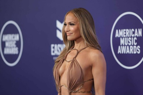 JenniferLopez_2025AMAs_287c5d9f2fa98daac9.jpeg