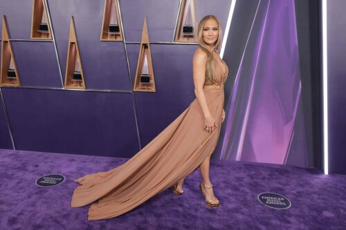 JenniferLopez_2025AMAs_314388cfa853b8b437.jpeg