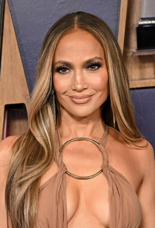 JenniferLopez_2025AMAs_41676d7a663fd57eff