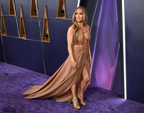 JenniferLopez_2025AMAs_42b5c9909fa302bddf