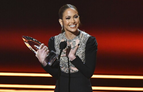 Jennifer_Lopez_2017_PeoplesChoiceAwards_023236714e6d98aafd5