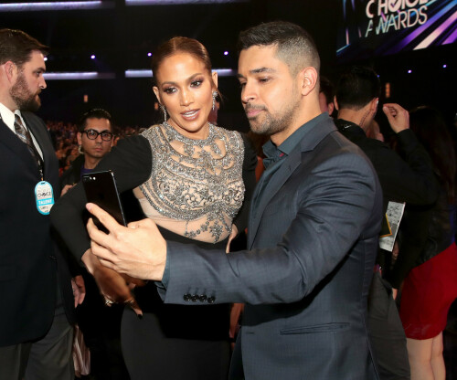 Jennifer_Lopez_2017_PeoplesChoiceAwards_0248f4a2a015380fc12