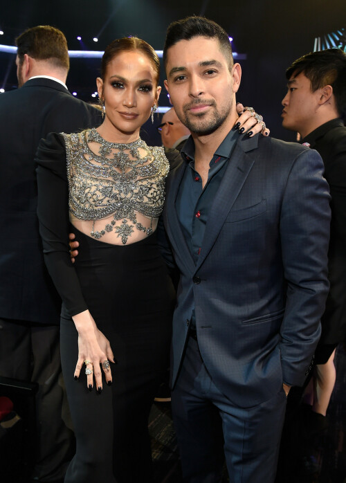 Jennifer_Lopez_2017_PeoplesChoiceAwards_097ff6e8c9d1aa0f334