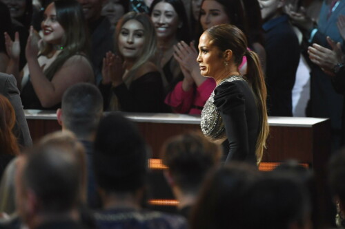 Jennifer_Lopez_2017_PeoplesChoiceAwards_189a27e69d96aee3a26