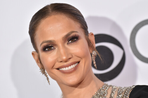 Jennifer_Lopez_2017_PeoplesChoiceAwards_223a2bfaacd1a96f528