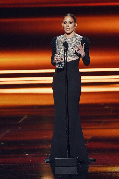 Jennifer_Lopez_2017_PeoplesChoiceAwards_2338fc7f81d0d81a4a6