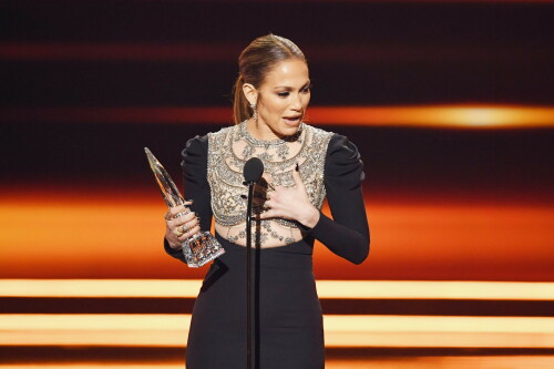 Jennifer_Lopez_2017_PeoplesChoiceAwards_241860bcd70f62b9702