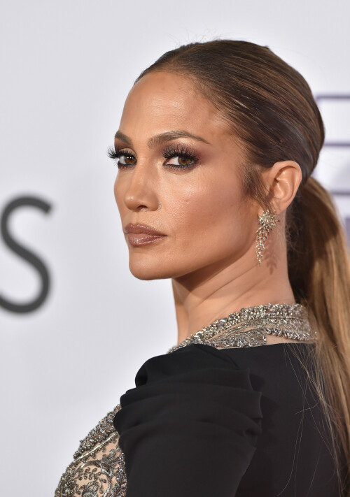 Jennifer_Lopez_2017_PeoplesChoiceAwards_242e27e4d83902c0dde