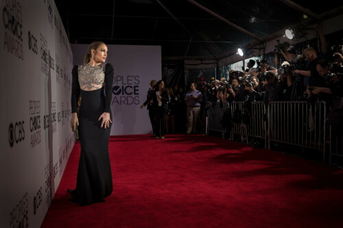 Jennifer_Lopez_2017_PeoplesChoiceAwards_27418a992b09b1143a0