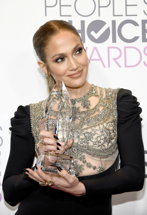 Jennifer_Lopez_2017_PeoplesChoiceAwards_30798a753fa41e8ad4a