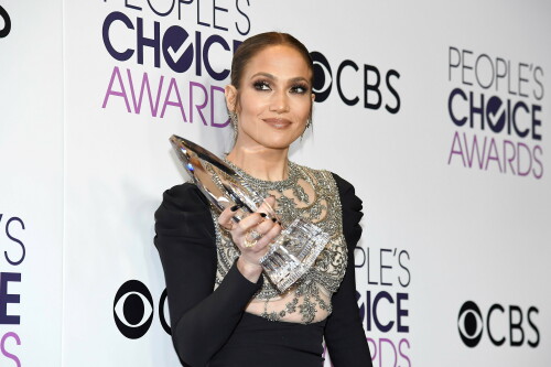 Jennifer_Lopez_2017_PeoplesChoiceAwards_319276695f639a4bb55