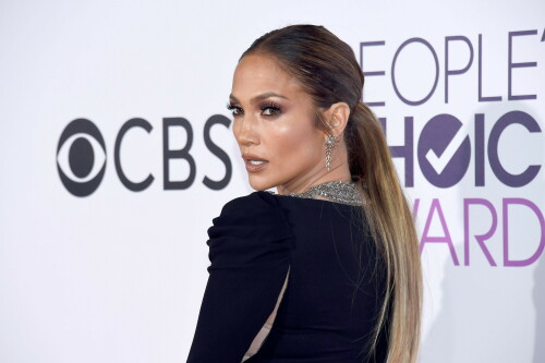 Jennifer_Lopez_2017_PeoplesChoiceAwards_324bf1d624ff071eb49