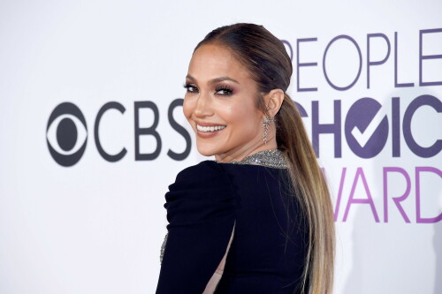 Jennifer_Lopez_2017_PeoplesChoiceAwards_3278e25fcb80da4e074