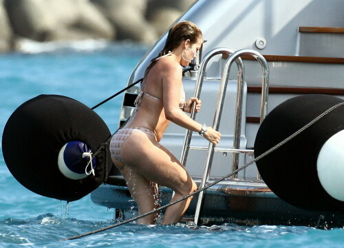 Jennifer-Lopes_2008_Bikini_Portofino_31e9da335b90d1d32.jpeg