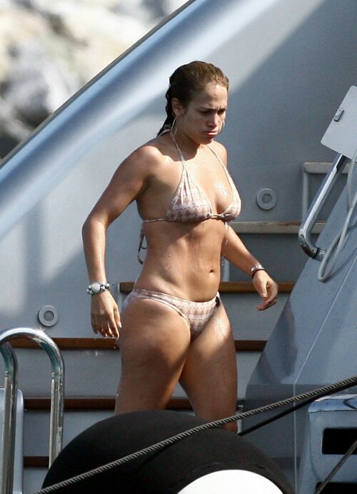 Jennifer-Lopes_2008_Bikini_Portofino_49730542c4885904e.jpeg