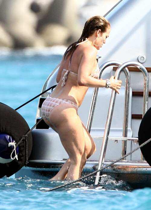 Jennifer-Lopes_2008_Bikini_Portofino_70c2349dfe5015fe8.jpeg