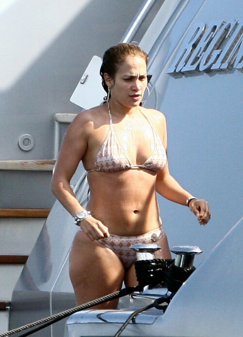 Jennifer-Lopes_2008_Bikini_Portofino_867d4b7e86ba247f8.jpeg
