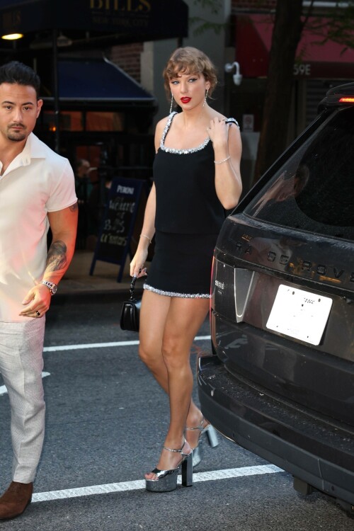 TaylorSwift_SelenaGomez_Dinner_May312025_0501cf40bebfd5d76a.jpeg