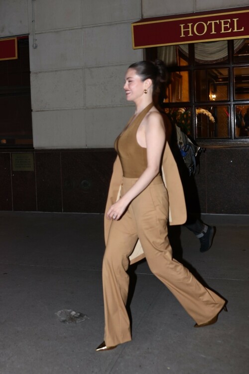 TaylorSwift_SelenaGomez_Dinner_May312025_07f36a50170699d5e6.jpeg