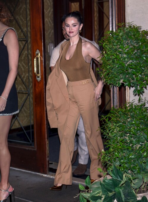 TaylorSwift_SelenaGomez_Dinner_May312025_67ab1f92bfbd1c7d65.jpeg