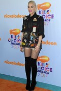 GwenStefani_2017KCA_BlackOutfit_HQPicsSpace_10084e109af8f27157e