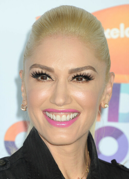 GwenStefani_2017KCA_BlackOutfit_HQPicsSpace_10178a14f07f18bb85b.jpeg