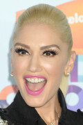 GwenStefani_2017KCA_BlackOutfit_HQPicsSpace_10213bf7102fd43648b