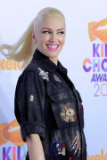 GwenStefani_2017KCA_BlackOutfit_HQPicsSpace_1034c8d803215fe375