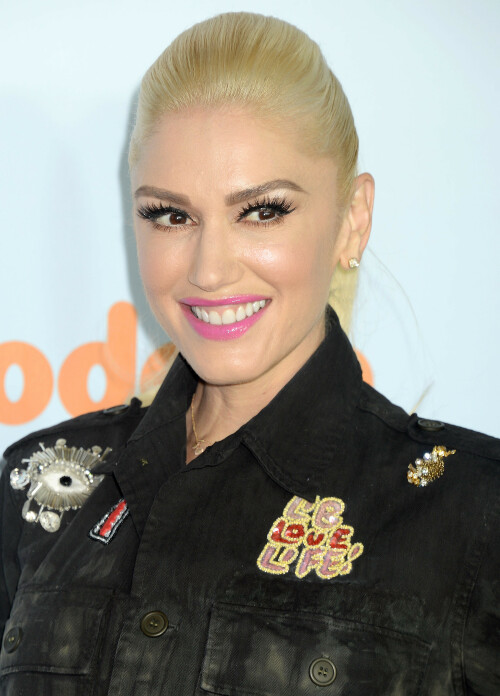 GwenStefani_2017KCA_BlackOutfit_HQPicsSpace_108f41673948b921ad0.jpeg