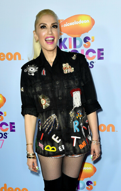 GwenStefani_2017KCA_BlackOutfit_HQPicsSpace_1091a2fb64e6f0e9b64.jpeg