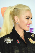GwenStefani_2017KCA_BlackOutfit_HQPicsSpace_11932c21eb128d15467