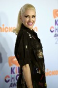 GwenStefani_2017KCA_BlackOutfit_HQPicsSpace_120a1922f54d11941c4