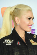 GwenStefani_2017KCA_BlackOutfit_HQPicsSpace_1214a7e10c7ec32b76a