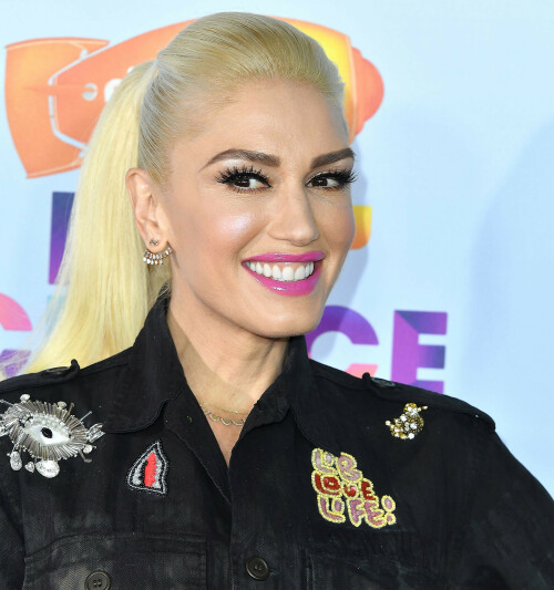 GwenStefani_2017KCA_BlackOutfit_HQPicsSpace_1235e5060abcf3a0820.jpeg
