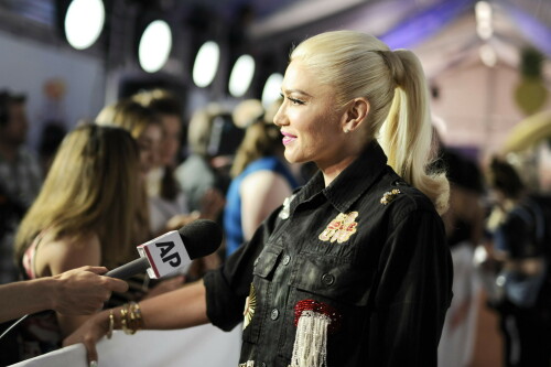 GwenStefani_2017KCA_BlackOutfit_HQPicsSpace_128515fb358f9a87088.jpeg