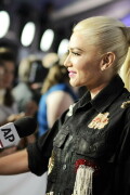 GwenStefani_2017KCA_BlackOutfit_HQPicsSpace_128515fb358f9a87088