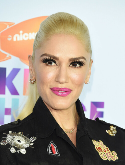 GwenStefani_2017KCA_BlackOutfit_HQPicsSpace_13119aa58968061dda6.jpeg