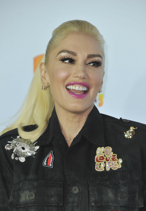 GwenStefani_2017KCA_BlackOutfit_HQPicsSpace_13230ade4a0600c5bad.jpeg