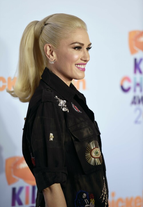 GwenStefani_2017KCA_BlackOutfit_HQPicsSpace_138f64918c4e8d2529b.jpeg